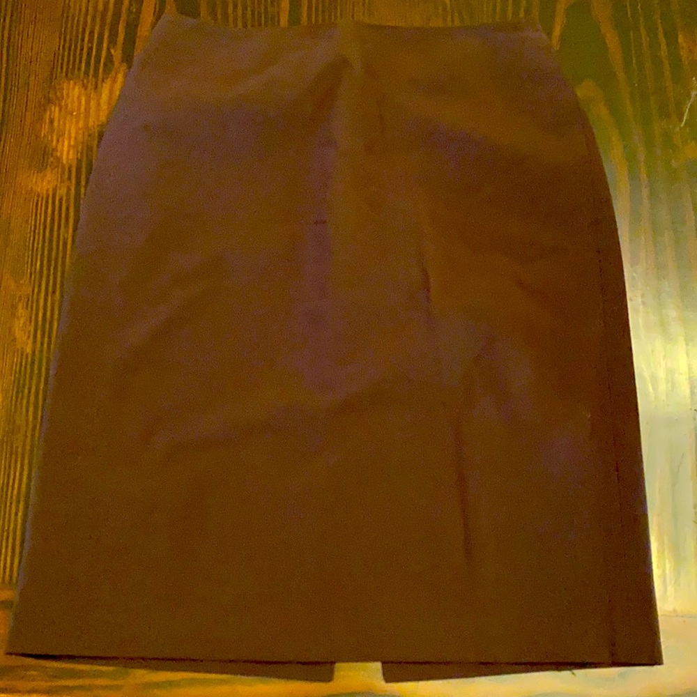 The limited sz 8 classic pencil skirt.